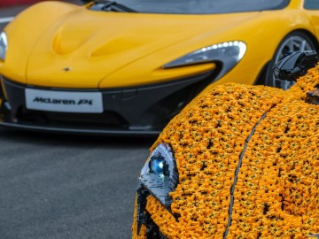 McLaren P1 z klock&oacute;w LEGO wyjechał na tor